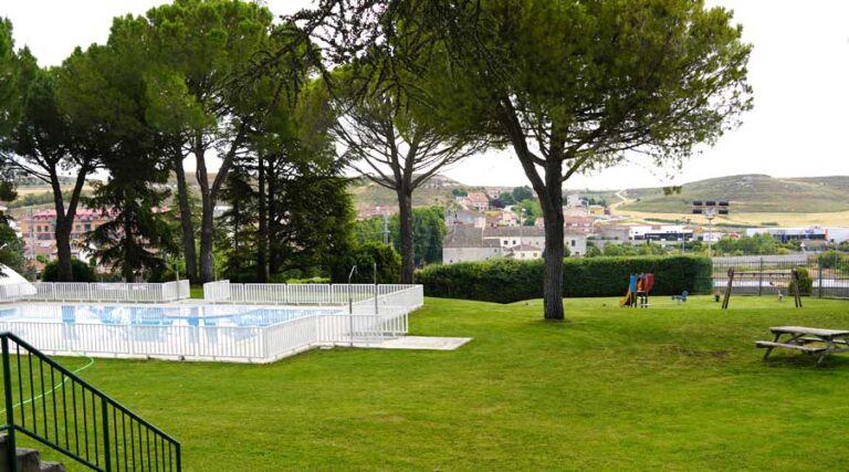 El PP de Cuéllar cuestiona en el pleno el retraso en la reparación de la piscina infantil