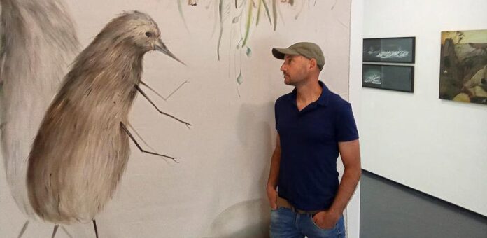 Jose María Yagüe junto una de sus obras expuestas en la galería J. Silva en la muestra . | Foto: J. Silva |