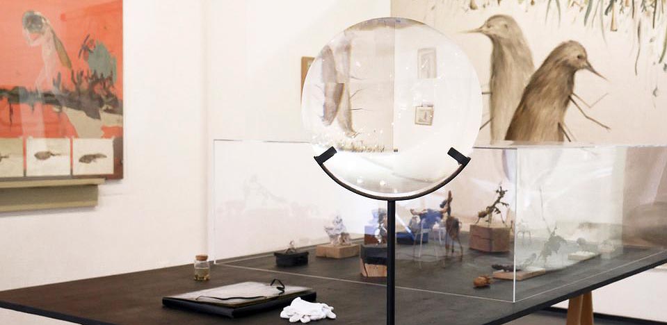 Una lente fresnel permite al espectador sumergirse en los detalles de la exposición de José María Yagüe en la galería J. Silva de Valladolid. | Foto: J. M.ª Yagüe |