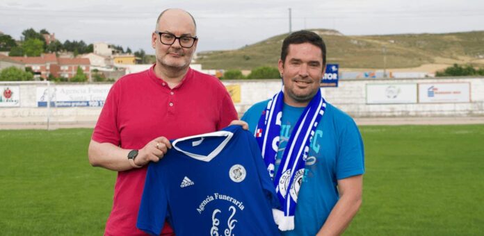 Juan Carlos García (derecha) posa junto al presidente del club, José Luis Fraile. | Foto: CD Cuéllar |
