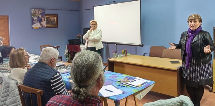 Presentación en Navafría de las jornadas ‘El futuro está en tus manos’. | Foto: FEMUR |