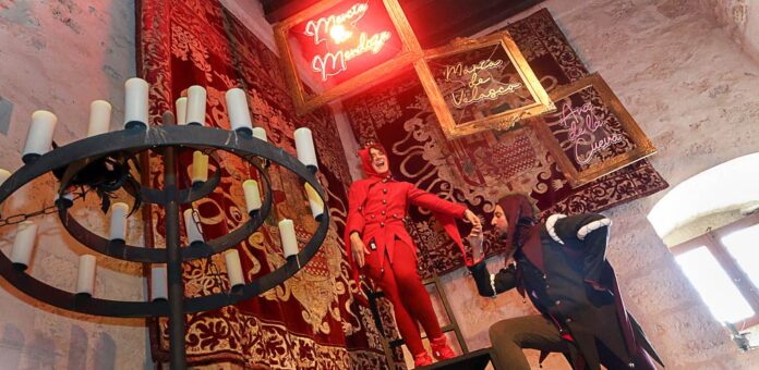 Un momento de la visita teatralizada al castillo de Cuéllar con la obra «TecnoMedievo». | Fotos: Gabriel Gómez |