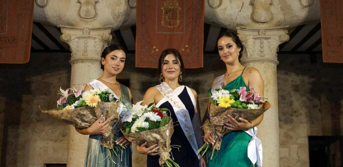 La corregidora Jimena del Val (centro) junto sus damas, María Pilar (izquierda) y Tedi Genadieva tras su nombramiento. | Foto: Gabriel Gómez |