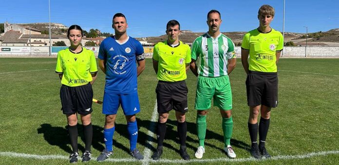Los capitanes del CD Cuéllar y del CD Cantimpalos posan junto al trío arbitral antes del encuentro. | Foto: CD Cuéllar |