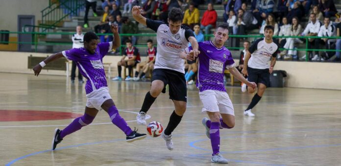 Partido disputado en Cuéllar entre el Racing Cuéllar y el CFS La Bañeza. | Foto: Gabriel Gómez |