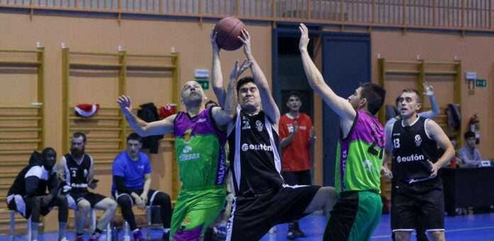 Partido entre el Club Baloncesto Cuéllar y el Saltamontes Valverde. | Foto: Gabriel Gómez |