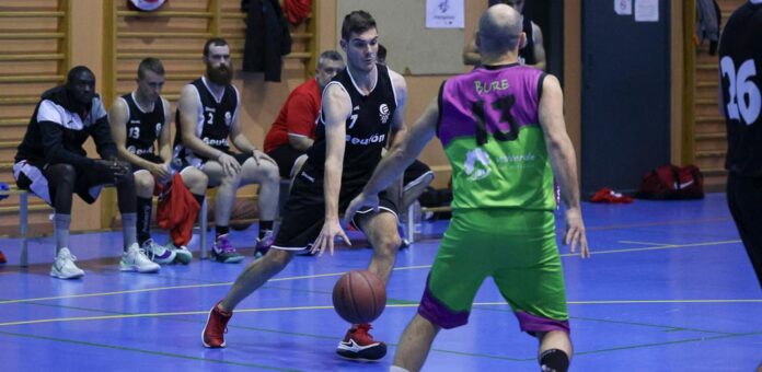 Partido entre el Club Baloncesto Cuéllar y el Saltamontes Valverde. | Foto: Gabriel Gómez |