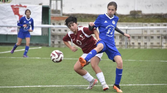 Clara trata de cortar el avandce de una rival en el partido entre el CD Cuéllar femeniono y El Espinar Arlequín. | Foto: Jesús Santana |