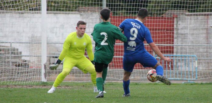 Diego dispara a puerta en el partido entre el CD Cuéllar y la UD El Espinar San Rafael disputado en Santa Clara. | Foto: Darío Cachorro |