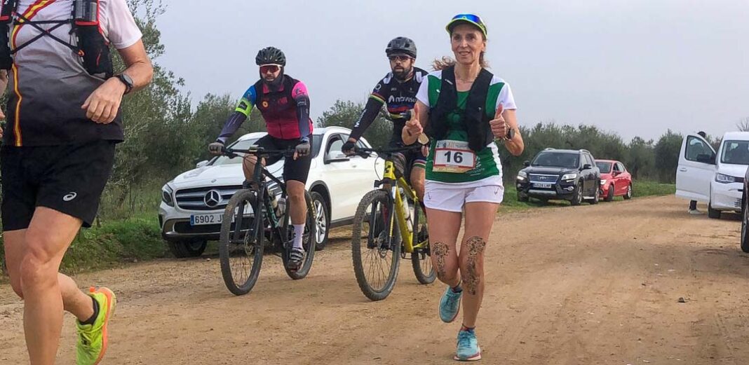 La cuellarana M.ª Ángeles Arranz durante el Doñana Trail Marathon. | Foto: Roberto López |