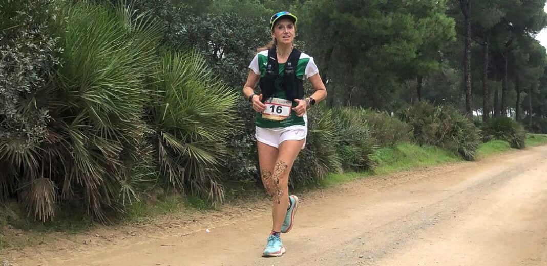 La cuellarana M.ª Ángeles Arranz durante el Doñana Trail Marathon. | Foto: Roberto López |