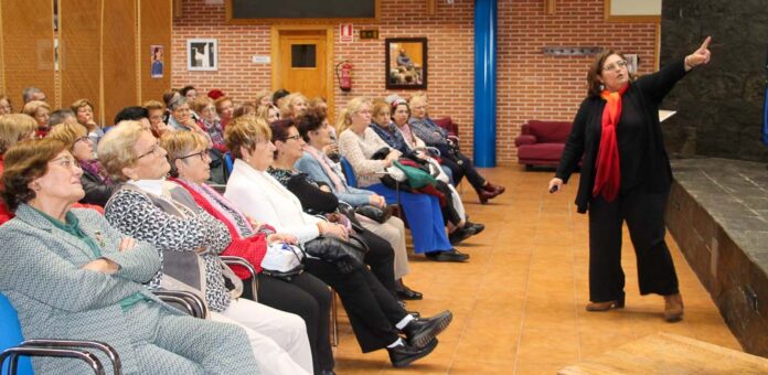 Acto conmemorativo del Día Internacional para la Eliminación de la Violencia contra la Mujer, 25N, celebrado en la sede de FEMUR. | Foto: Nuria Pascual |