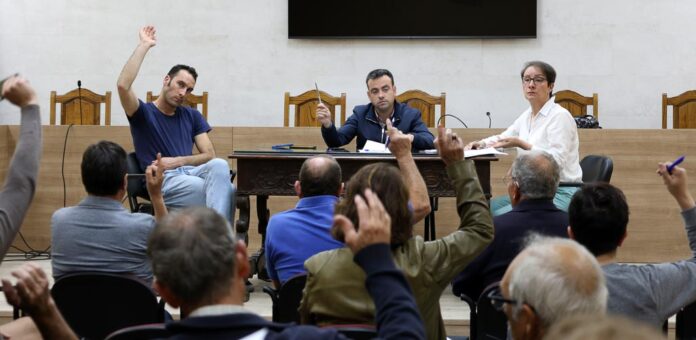 Imagen de una votación durante una junta general de la Comunidad de Villa y Tierra Antigua de Cuéllar. | Foto: Gabriel Gómez |