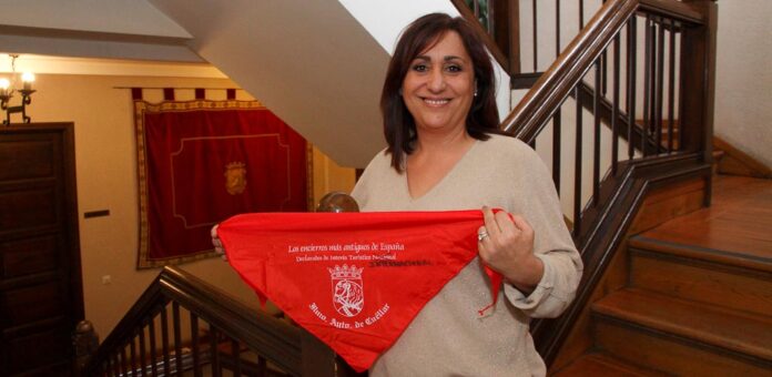 La concejal Nuria Fernández tras anunciar la declaración de Interés Turístico Internacional de los Encierros de Cuéllar. | Foto: Gabriel Gómez |