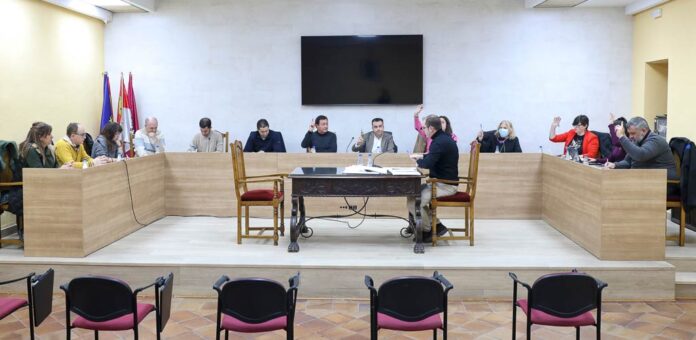 Votación en el pleno del Ayuntamiento de Cuéllar del 28 de noviembre de 2024. | Foto: Gabriel Gómez |