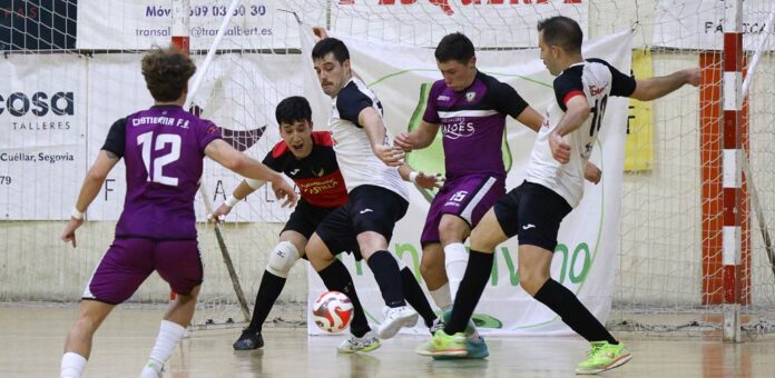 Partido de fútbol sala disputado en Cuéllar entre el Racing Cuéllar y el Cistierna. | Foto: Gabriel Gómez |