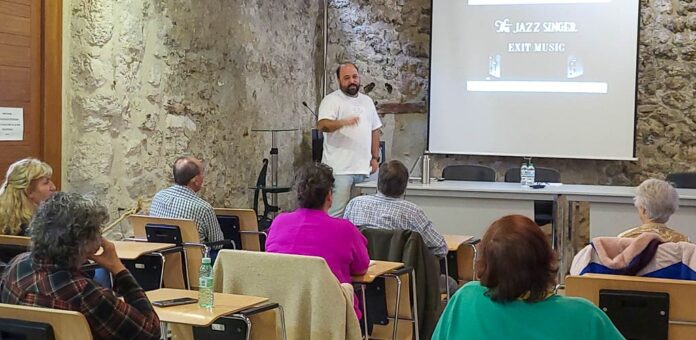 El actor Ángel Martín imparte el taller «Cómo leer una película» dentro de la programación de la I Semana Internacional de Cine de Cuéllar. | Foto: Nuria Pascual |