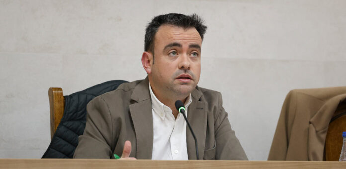 El alcalde de Cuéllar, Carlos Fraile, interviniendo en un pleno municipal. | Foto: Gabriel Gómez |
