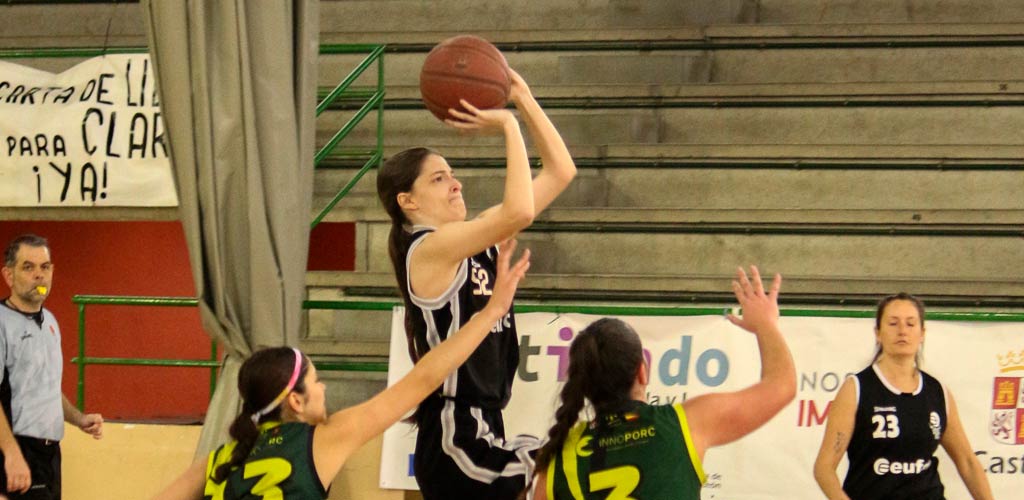 Violeta entra a canasta en el partido entre el Baloncesto Cuéllar femenino y el CD Claret. | Foto: Rubén García |