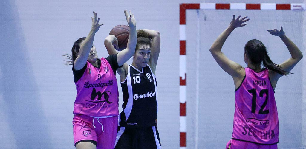 baloncesto-cuellar-femenino-trescasas-12-24-ES-GGG_1323 Partido entre el Baloncesto Cuéllar femenino y el Trescasas disputado en el frontón de Cuéllar. | Foto: Gabriel Gómez |