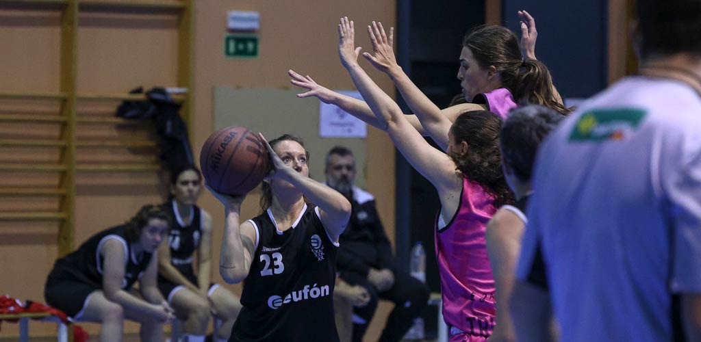 baloncesto-cuellar-femenino-trescasas-12-24-ES-GGG_1328 Partido entre el Baloncesto Cuéllar femenino y el Trescasas disputado en el frontón de Cuéllar. | Foto: Gabriel Gómez |