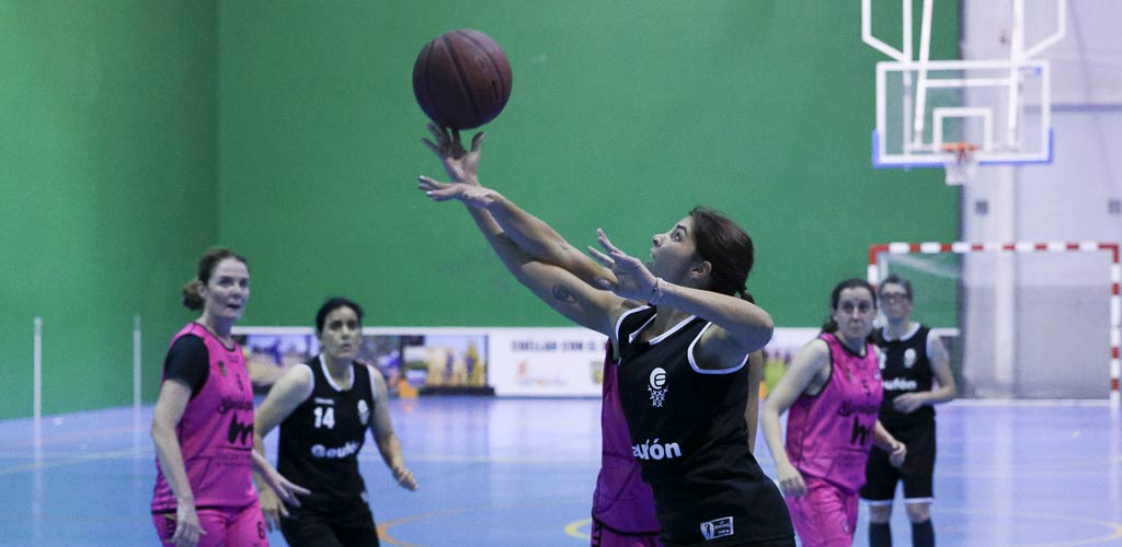 baloncesto-cuellar-femenino-trescasas-12-24-ES-GGG_1403 Partido entre el Baloncesto Cuéllar femenino y el Trescasas disputado en el frontón de Cuéllar. | Foto: Gabriel Gómez |