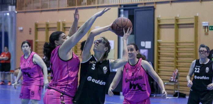 Partido entre el Baloncesto Cuéllar femenino y el Trescasas disputado en el frontón de Cuéllar. | Foto: Gabriel Gómez |
