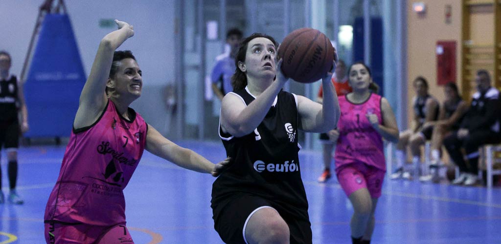baloncesto-cuellar-femenino-trescasas-12-24-ES-GGG_1468 Partido entre el Baloncesto Cuéllar femenino y el Trescasas disputado en el frontón de Cuéllar. | Foto: Gabriel Gómez |