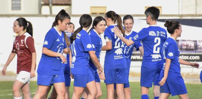 Las jugadoras del CD Cuéllar femenino celebran unos de los goles marcados en Santa Clara a El Espinar Arlequín. | Foto: Jesús Santana |
