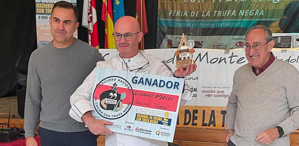 El ganador del II Concurso Nacional de Cocina con Trufa recoge su premio de manos del alcalde de Cogeces del Monte, Fernando Esteban. | Foto: Ayuntamiento de Cogeces |
