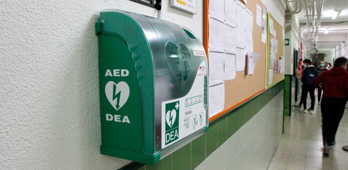 Desfibrilador instalado en un pasillo del Instituto Marqués de Lozoya, en Cuéllar. | Foto: Gabriel Gómez |