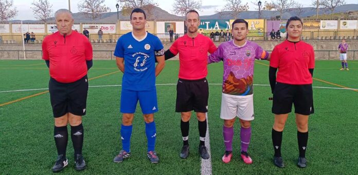 Capitanes del CD Cuéllar y del Monteresma posana antes del partido con el trío arbitral. | Foto: Darío Cachorro |