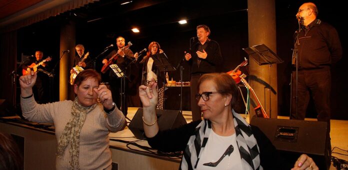 Imagen del concierto del Nuevo Mester de Juglaría en la sala Alfonsa de la Torre, en Cuéllar. | Foto: Gabriel Gómez |
