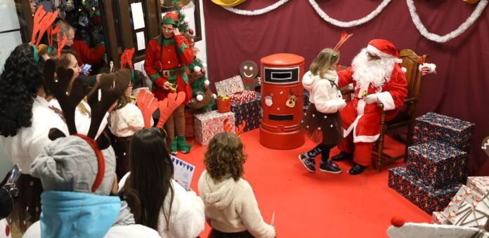 Visita de Papá Noel a Cuéllar en 2024. | Foto: Gabriel Gómez |