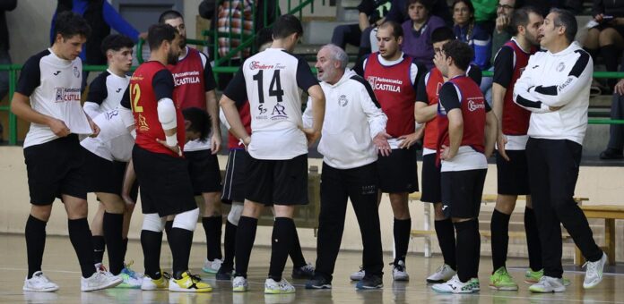 Partido entre el Racing Cuéllar y el Villaquilambre disputado en el polideportivo de Cuéllar. | Foto: Gabriel Gómez |