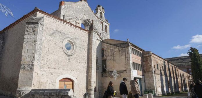 Vista exterior de la antigua iglesia y convento de San Francisco, en Cuéllar. | Foto: Gabriel Gómez |