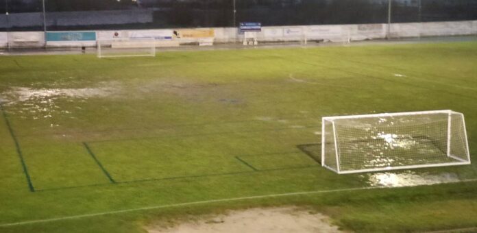 El estado del campo de fútbol de Cuéllar debido a las lluvias obligó a suspender varios partidos.| Fotos: CD Cuéllar |