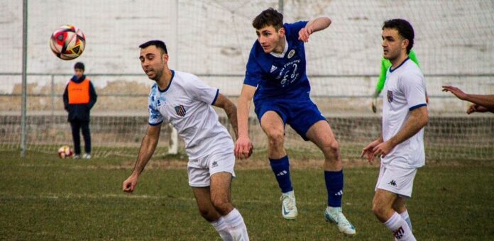 Denis puja por alto por un balón en el partido entre el CD Cuéllar y el Unami. | Foto: Rubén de Miguel |