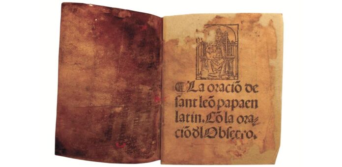 Imagen del libro «Oración de San León Papa» hallado en la tumba de Isabel de Zuazo en un sepulcro de la iglesia de San Esteban en Cuéllar. | Foto: Junta de Castilla y León |