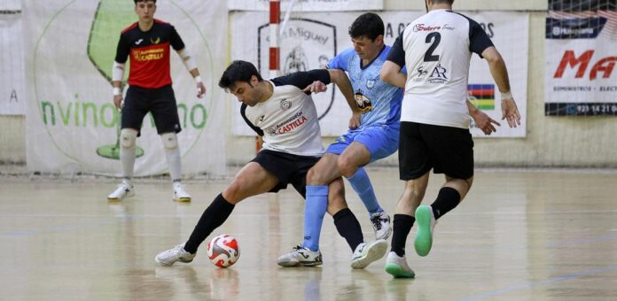 Partido disputado en Cuéllar entre el Racing Cuéllar y el FS Salamanca B. | Foto: Gabriel Gómez |