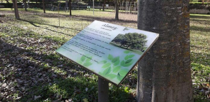 Atriles interpretativos actuales en el parque de la Huerta del Duque, que se sustituirán con la nueva intervención. | Foto: Gabriel Gómez |