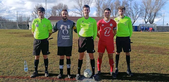 Los capitanes del CD Cuéllar y el Villacastín posan antes del partido con el trío arbitral. | Foto: Darío Cachorro |