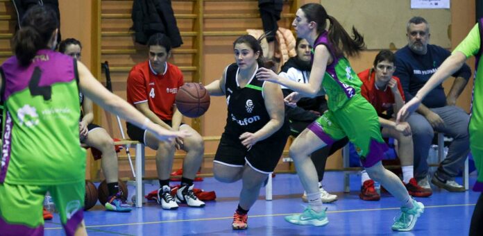 Partido entre el Sénior Femenino del Baloncesto Cuéllar y el Saltamontes Valverde. | Foto: Gabriel Gómez |