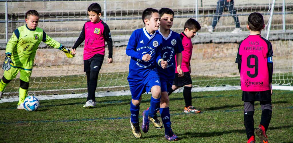 Imagen del CD Cuéllar benjamín en su partido frente al Cantalejo B. | Foto: Darío Cachorro |