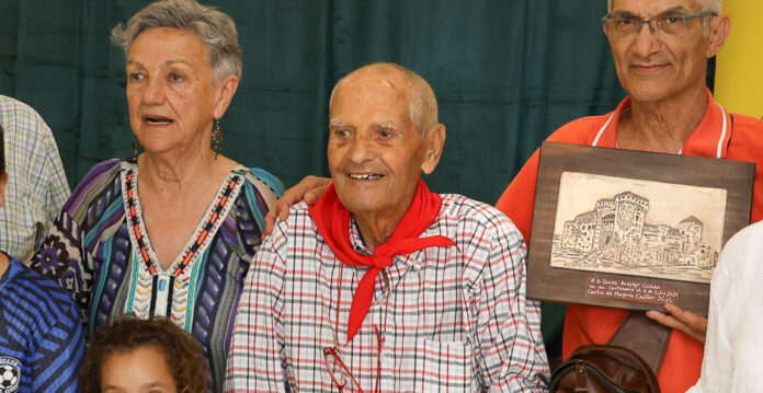 Isaías Rodrigo Criado (centro) durante el homenaje que recibió por su centenario en el Centro de Día de Personas Mayores de Cuéllar en julio de 2024. | Foto: Gabriel Gómez |