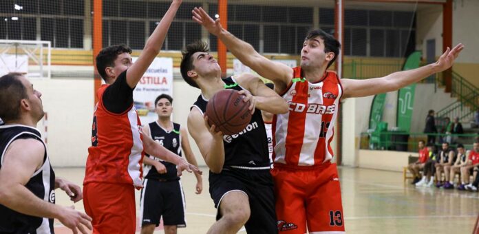 Semifinal de la Copa Delegación de Baloncesto 2025 entre el Baloncesto Cuéllar y el CD Base. | Foto: Gabriel Gómez |