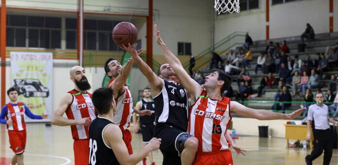 Semifinal de la Copa Delegación de Baloncesto 2025 entre el Baloncesto Cuéllar y el CD Base. | Foto: Gabriel Gómez |