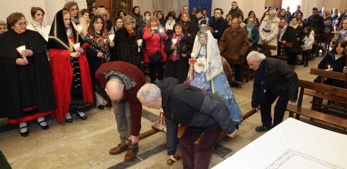 Celebración de Las Candelas en el barrio de San Andrés, en Cuéllar, en 2025. | Foto: Gabriel Gómez |