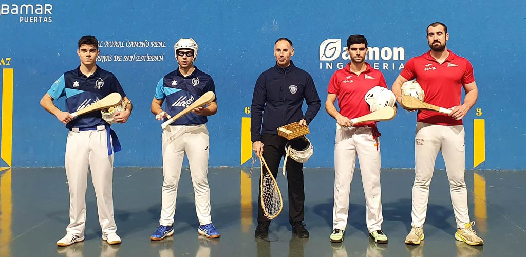 Saludo de árbitro y pelotaris antes del partido de pelota entre Pradillos y Covadonga. | Foto: Club Pelota Vallelado |