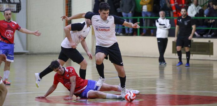Partido entre el Racing Cuéllar y el Arcos de la Llana. | Foto: Gabriel Gómez |